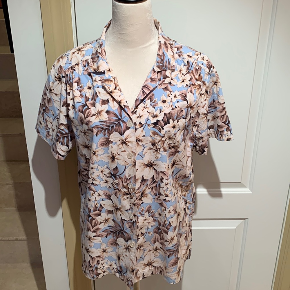 CATHY ESSENTIALS. Hawaiian button down shirt. Short sleeves. Cool & comf…